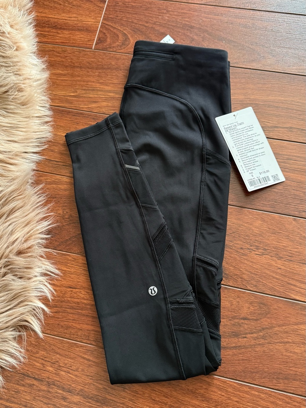Lululemon Speed Up 28" Mesh Leggings
Size 6
Black with diagonal stripes
#activew